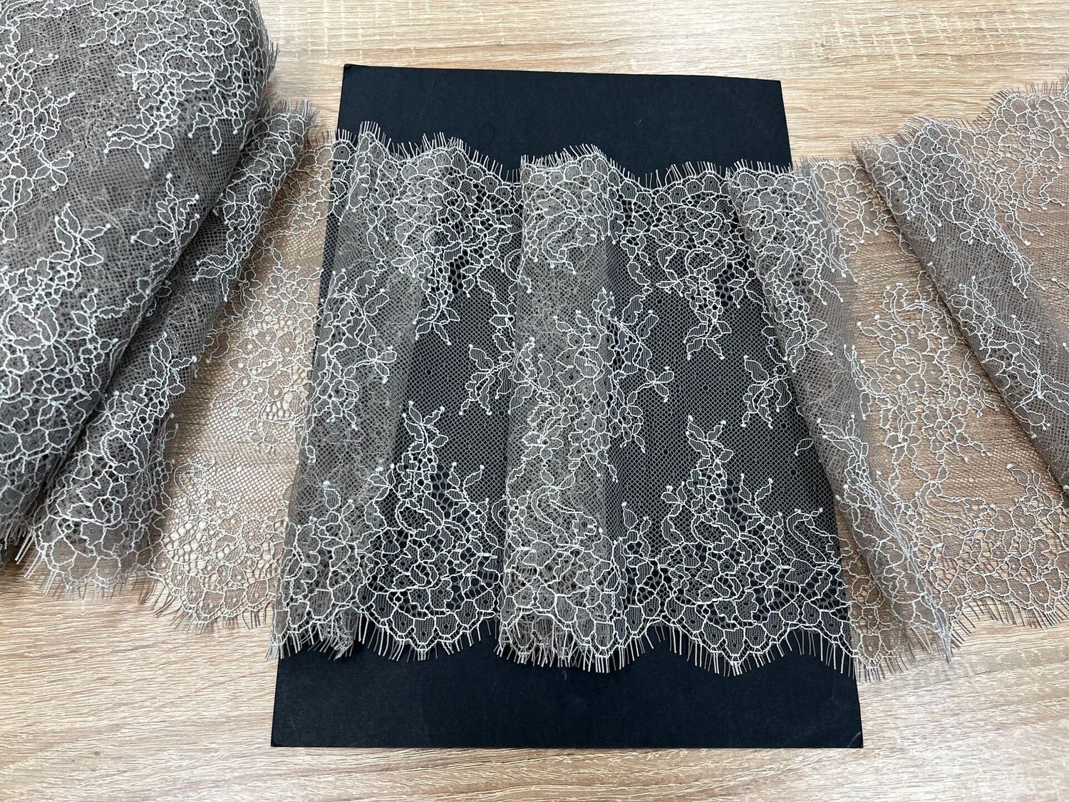 Chantilly lace silver mink/champagne (22 x 300)