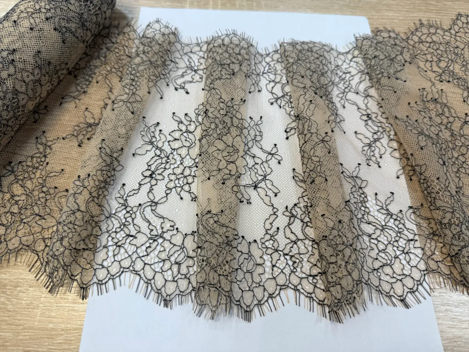 Chantilly lace beige/black (22 x 300cm)