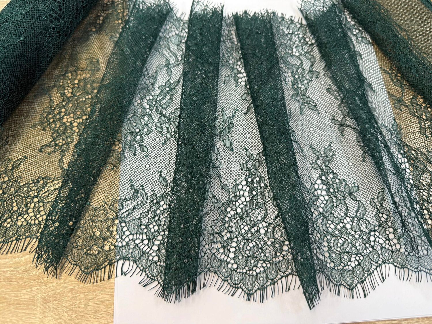 Chantilly lace dark green (22 x 300)