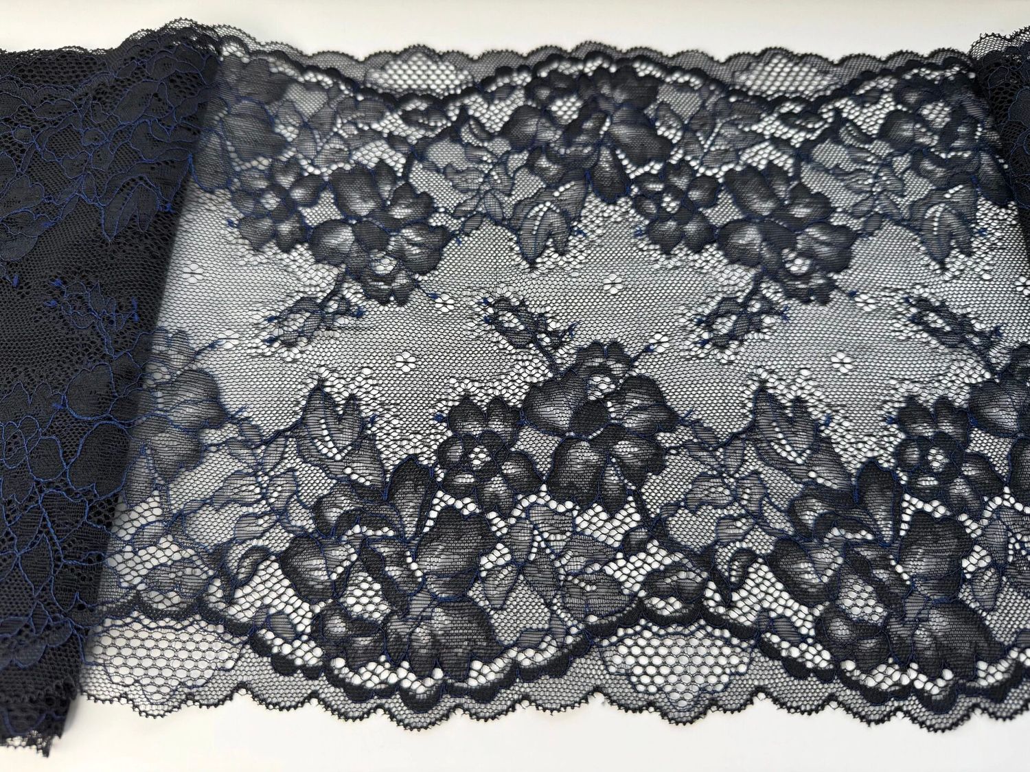 Elastic lace E2261 black/blue thread