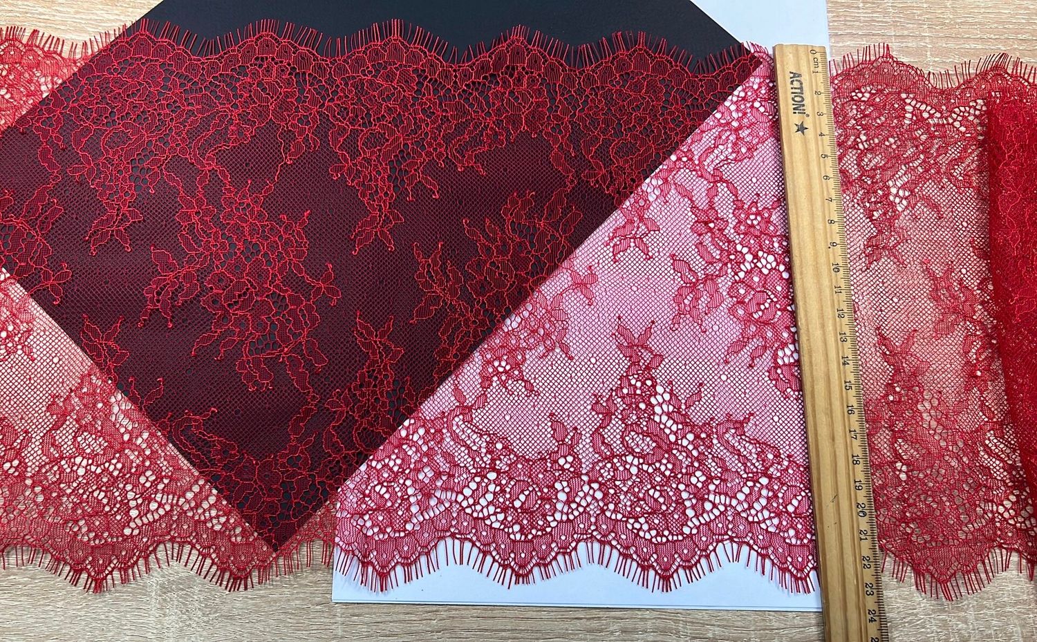Chantilly lace red (23 x 300)