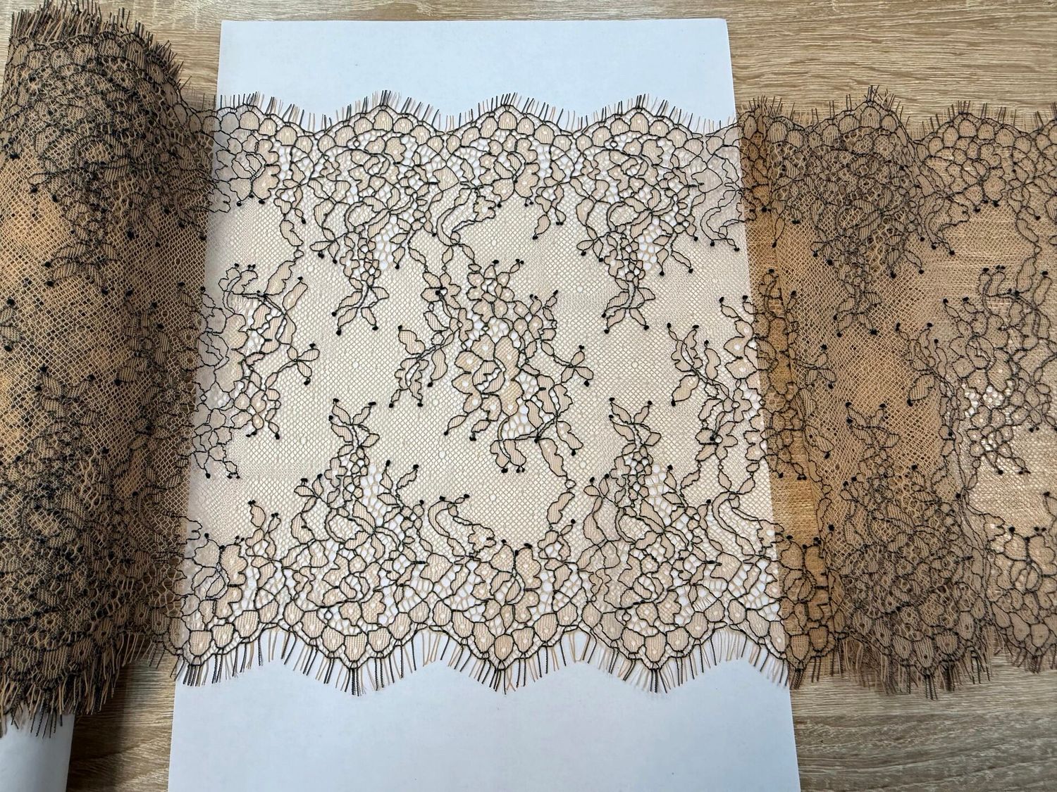 Chantilly lace nude/black (22 x 300)