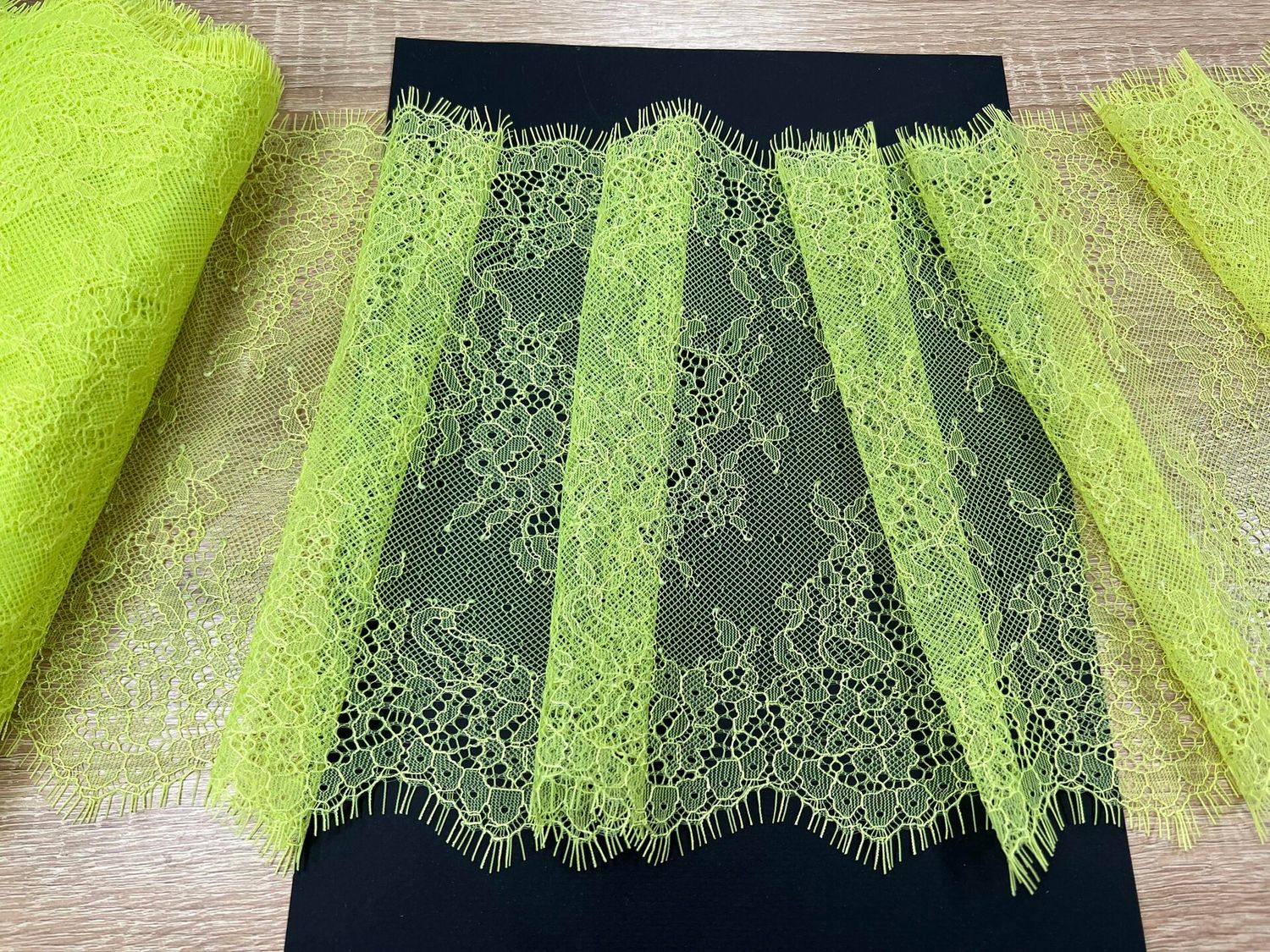 Chantilly lace lemon-lime (23 x 300cm)