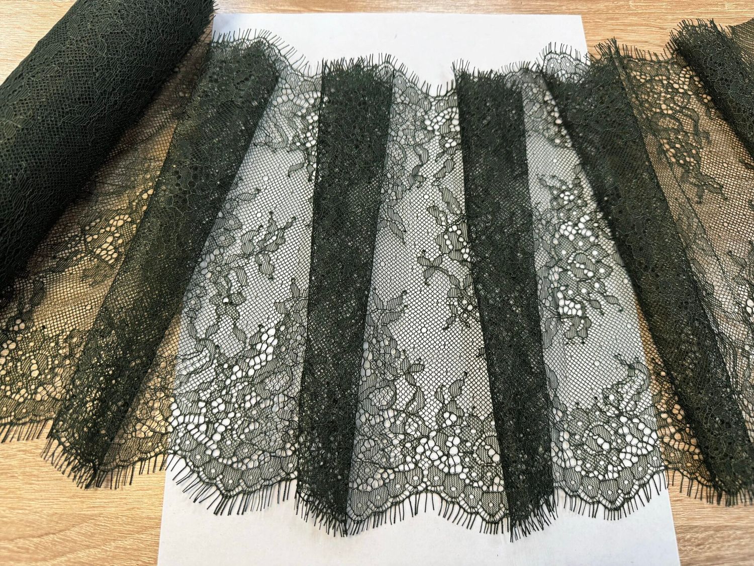 Chantilly lace khaki (22 x 300)