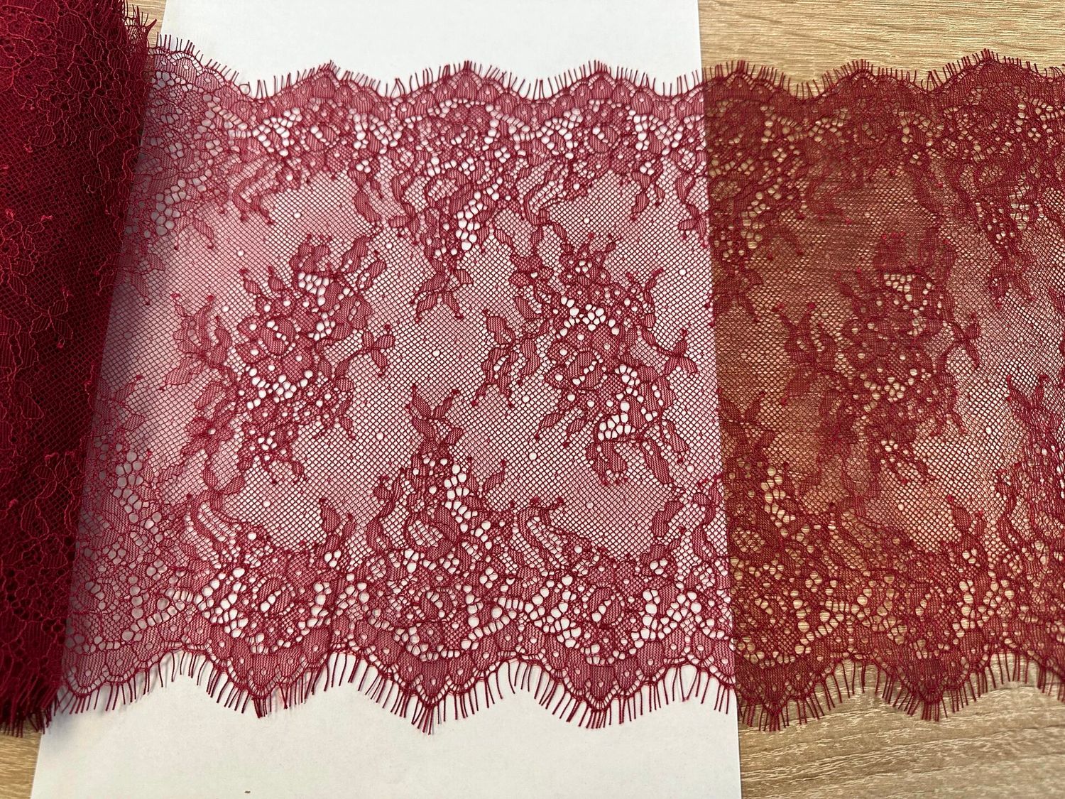 Chantilly lace bordeaux (garnet) (23 x 300cm)