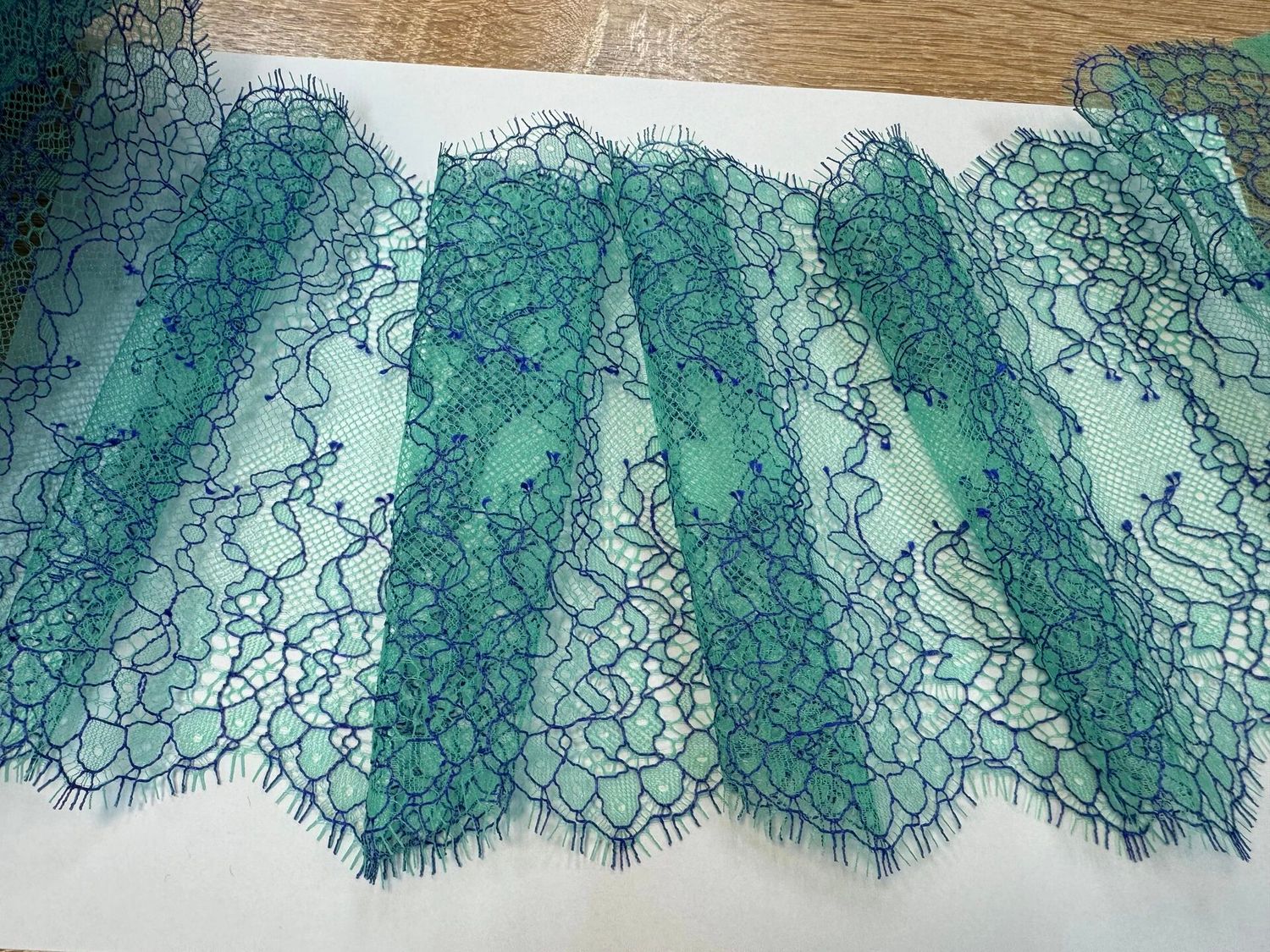 Chantilly lace Y-40 menthol/cornflower (16 x 305cm)