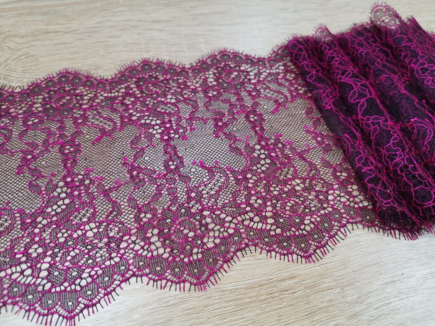 Chantilly lace Y-40 eggplant/fuchsia (16 x 300cm)
