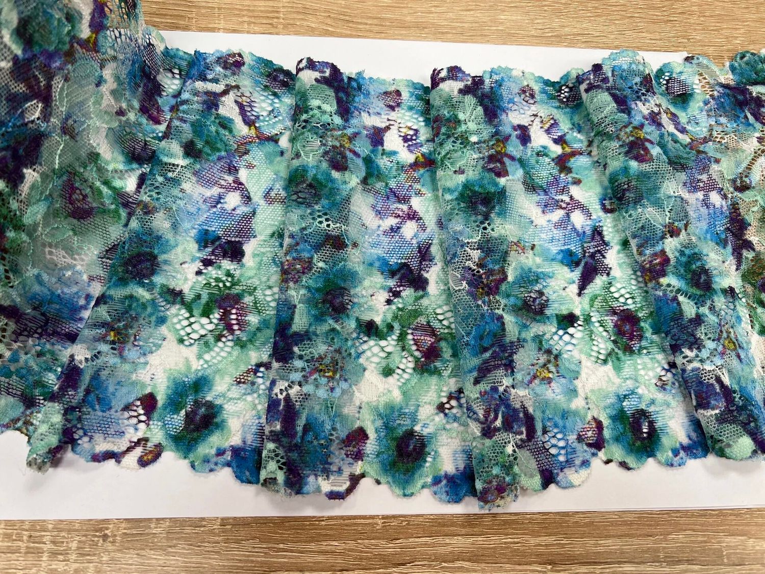 Elastic lace E2266 white/green/violet/cornflower