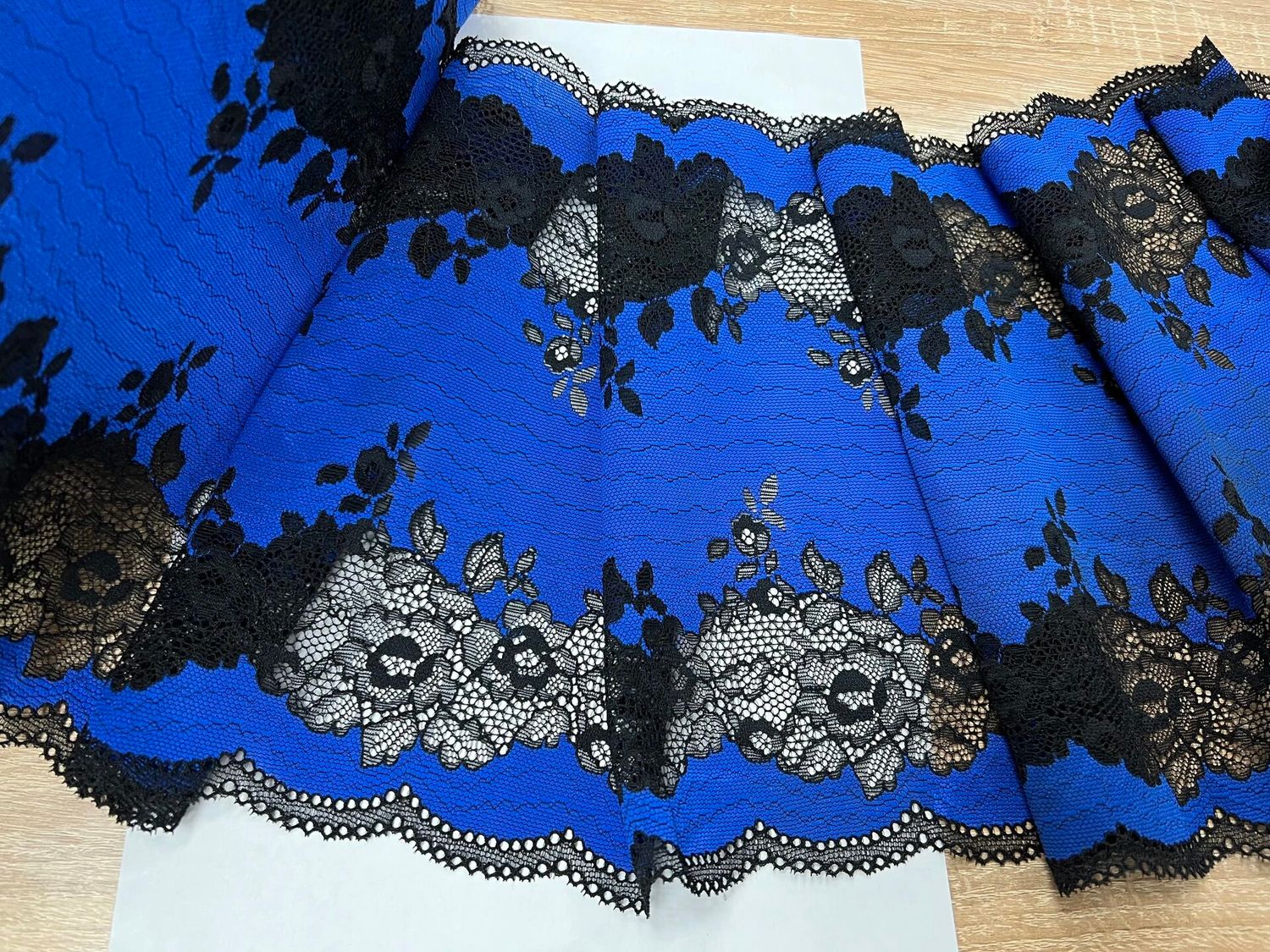 Elastic lace black/cornflower 24cm