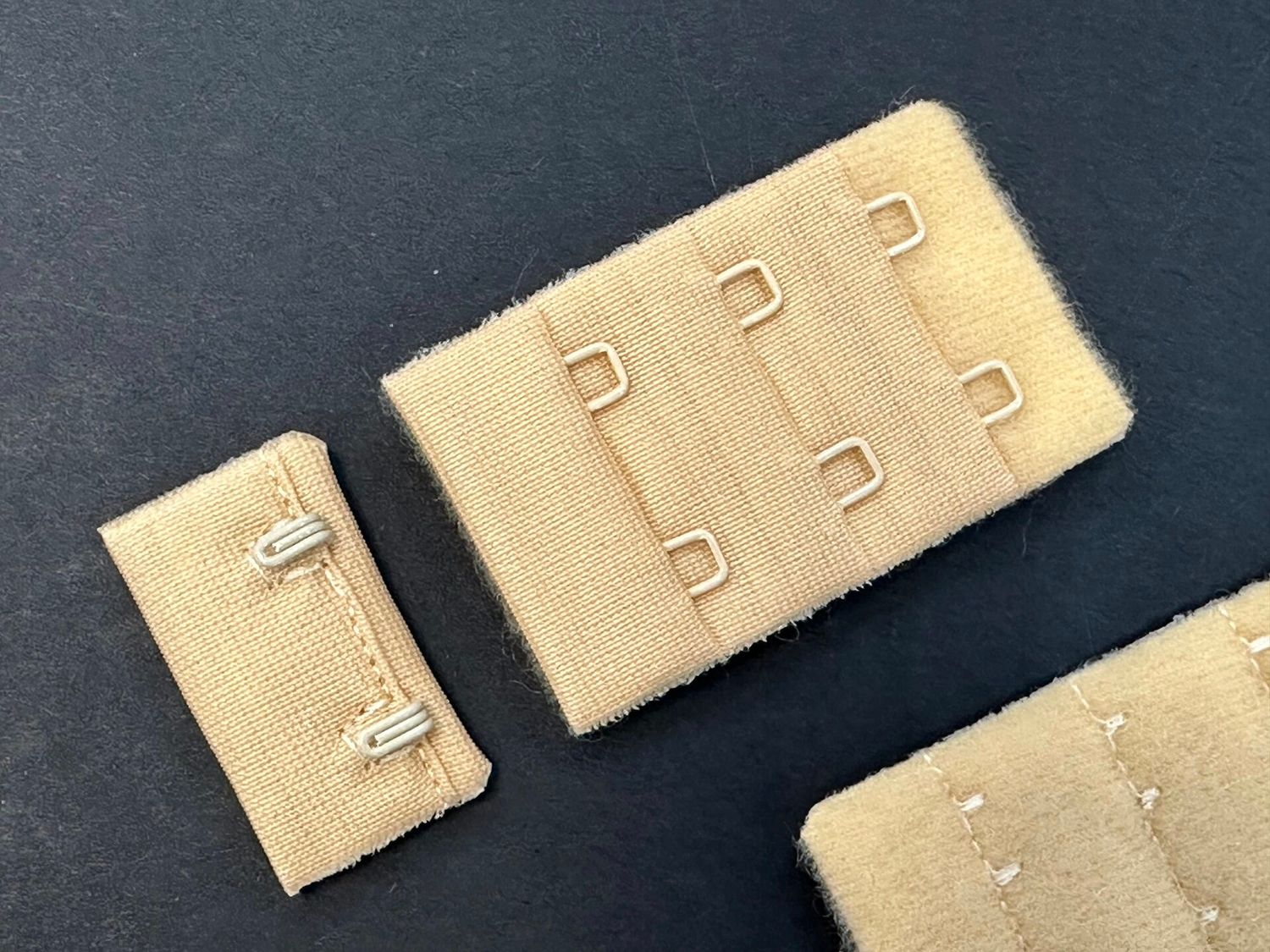 Lingerie clasp TK-605/3 x 2 beige (Porcini 15-1125 TPG) (10 pairs)