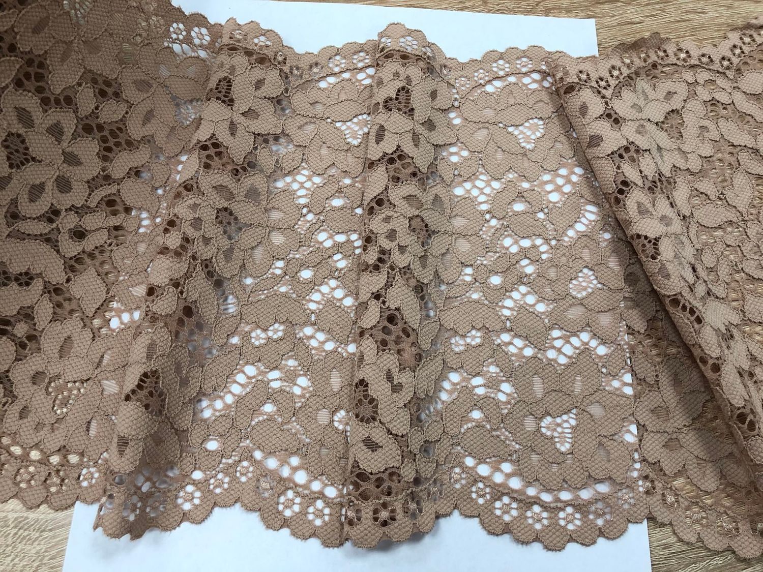 Elastic lace dark.beige 22cm