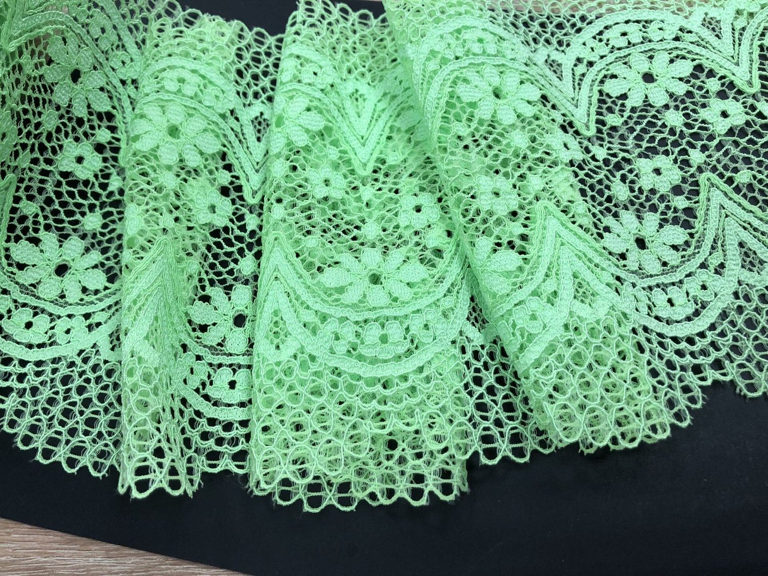 Elastic lace lime green (dense) 17cm