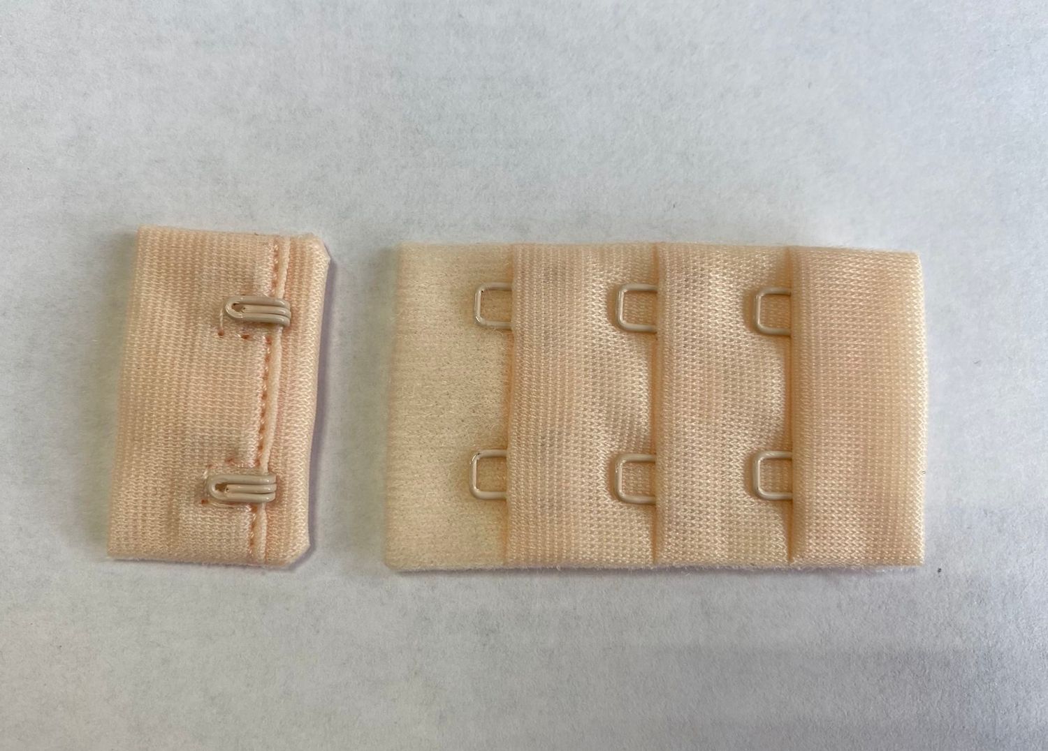 Lingerie clasp peony (peach-beige) (10 pairs)
