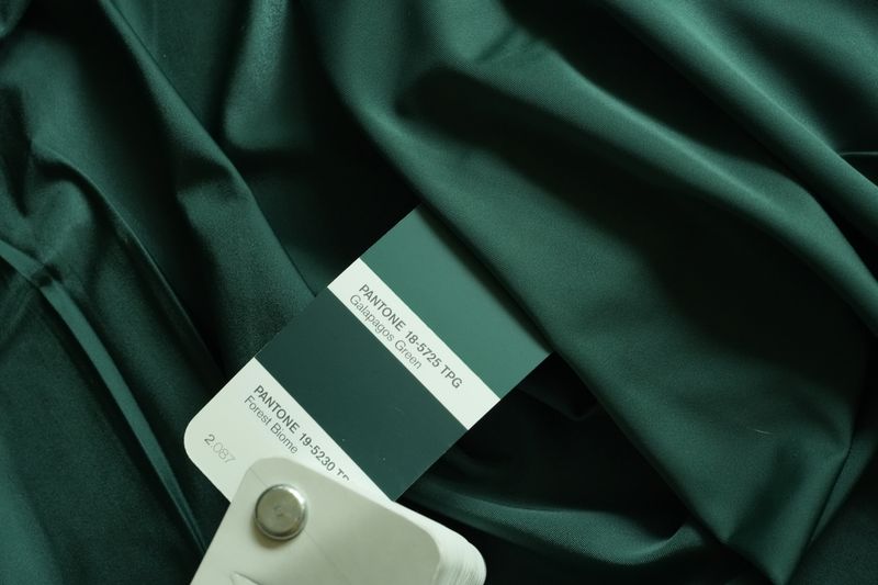 Galapagos Green Satin Stretch Microfiber 150 cm 131 g/m² Lauma