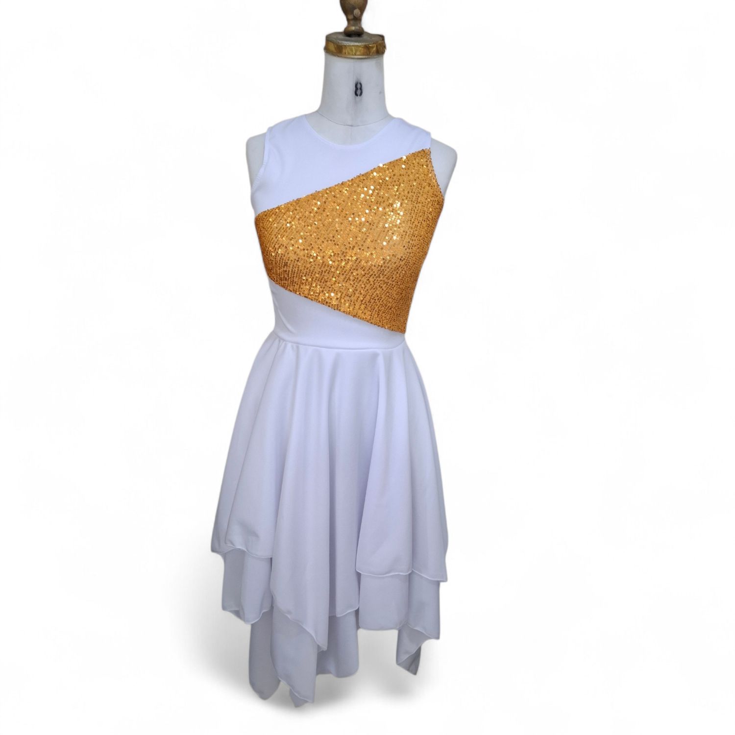 Efhod Guerra, wearing a double skirt