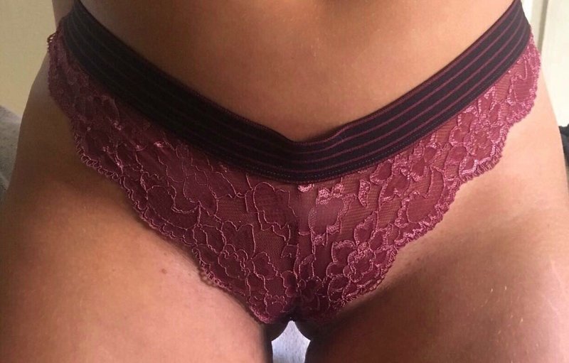 Claires Dunkelroter Tanga