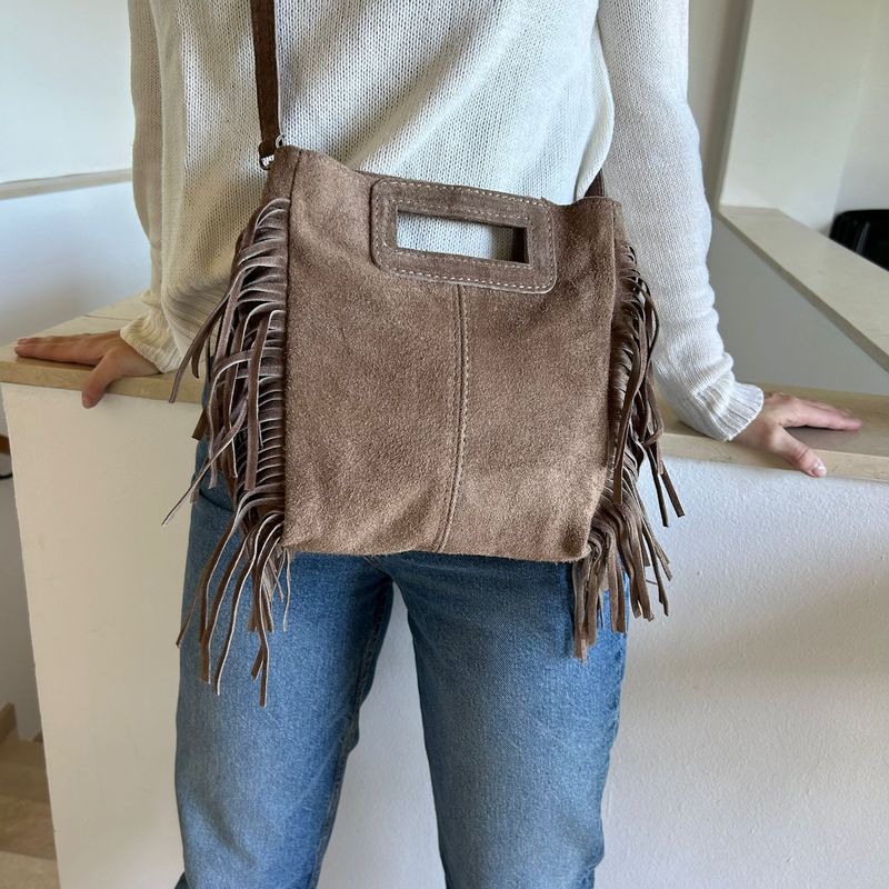 Bolso de ante taupe con flecos laterales