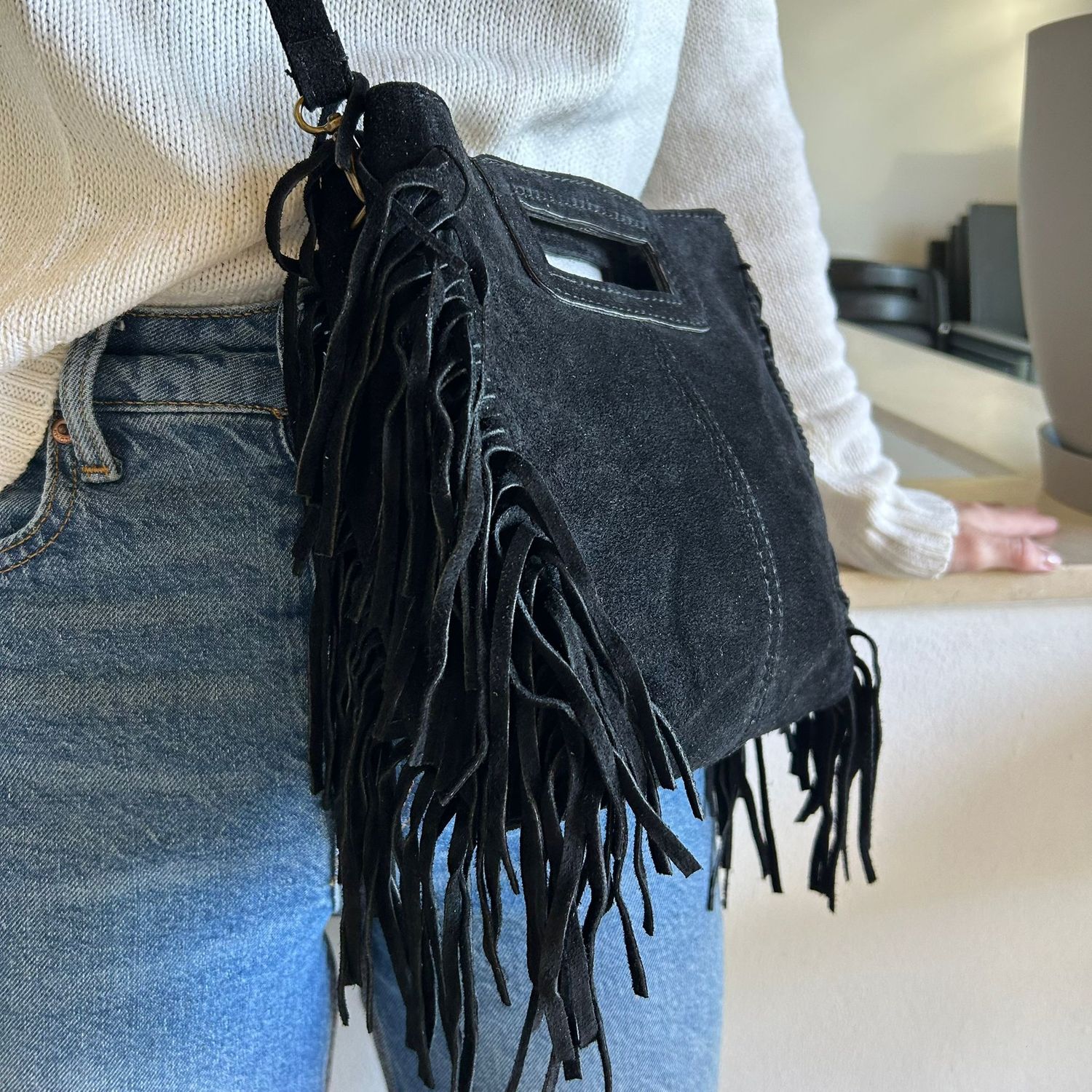 Bolso de ante negro con flecos laterales