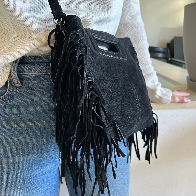 Bolso de ante negro con flecos laterales