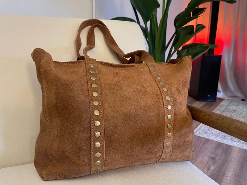 Shopping bag de ante camel con tachuelas doradas