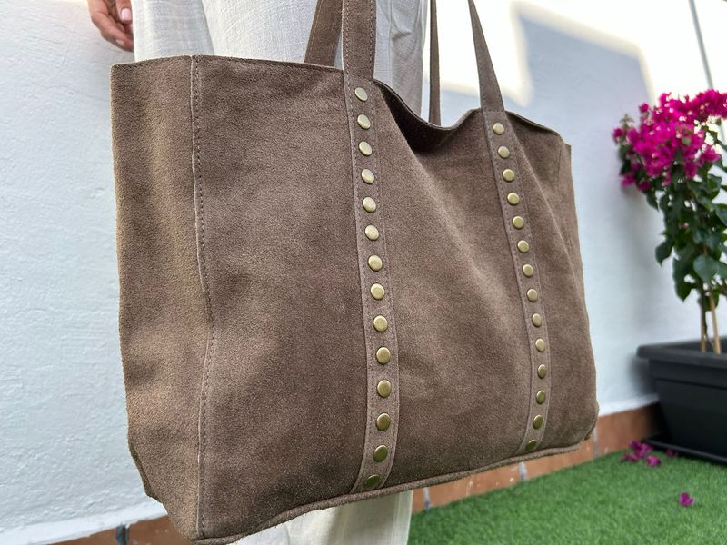Shopping bag de ante taupe con tachuelas doradas