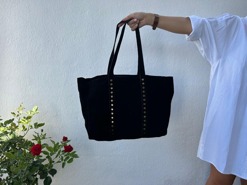 Shopping bag de ante negro con tachuelas doradas