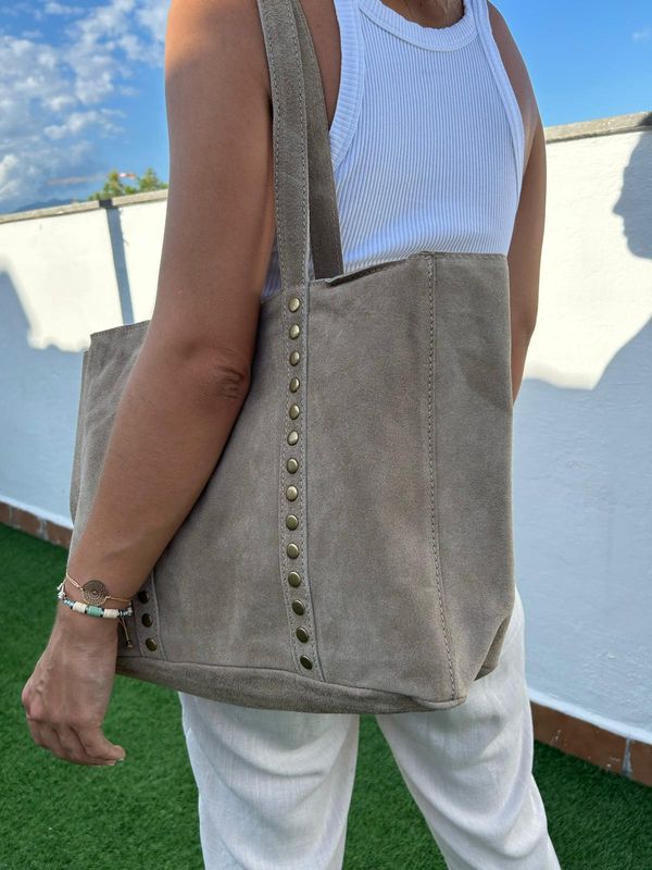 Shopping bag de ante beige con tachuelas doradas