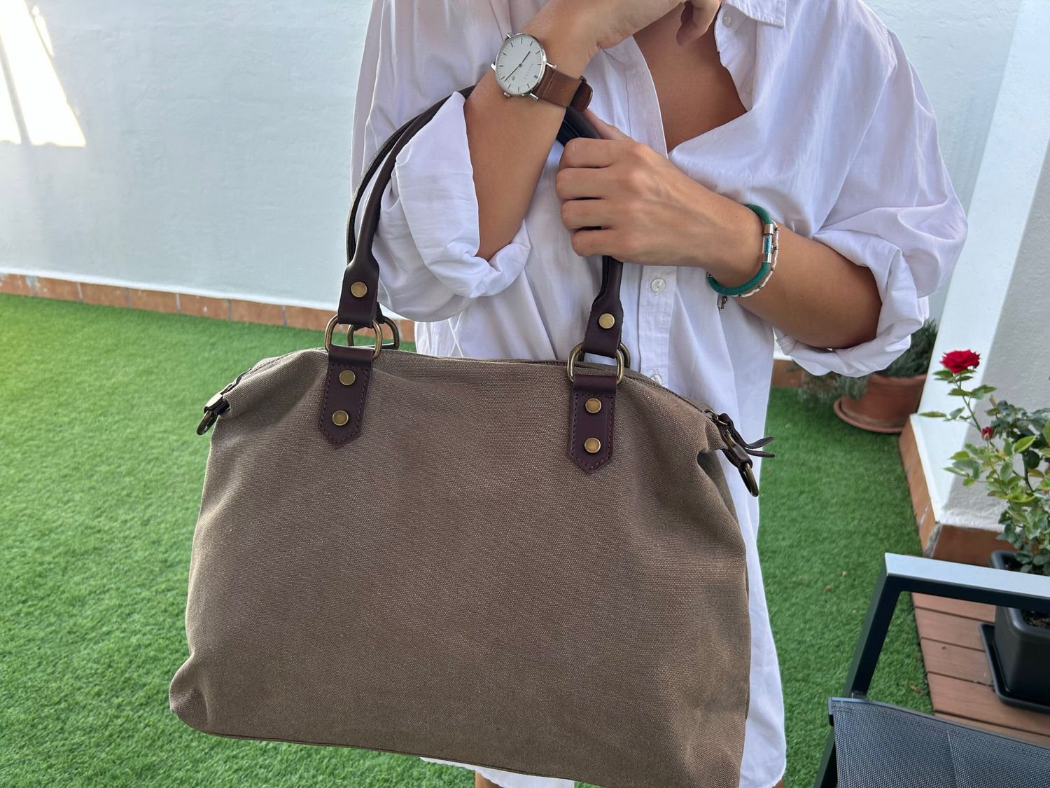 Bolso tote de lona taupe con asas de piel