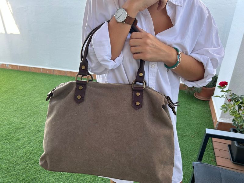 Bolso tote de lona taupe con asas de piel