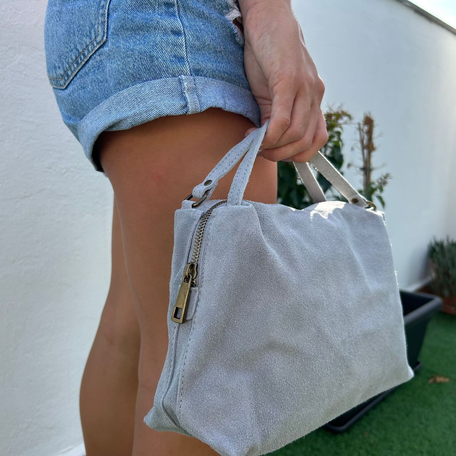 Bolso Ovalado de ante gris con doble asa y bandolera
