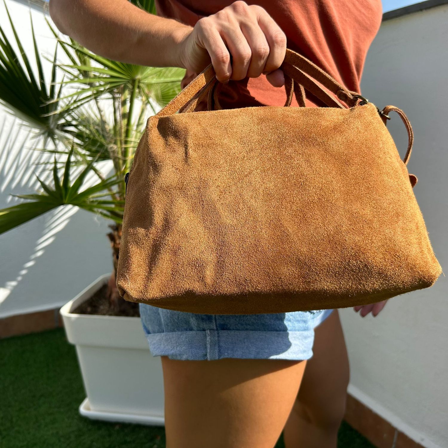 Bolso Ovalado de ante camel con doble asa y bandolera