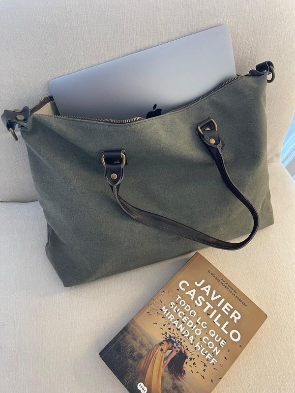 Bolso tote de lona verde con asas de piel