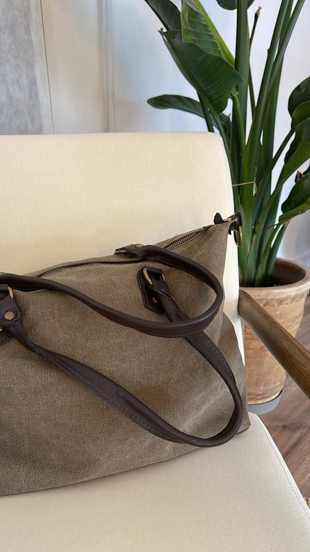 Bolso tote de lona beige con asas de piel