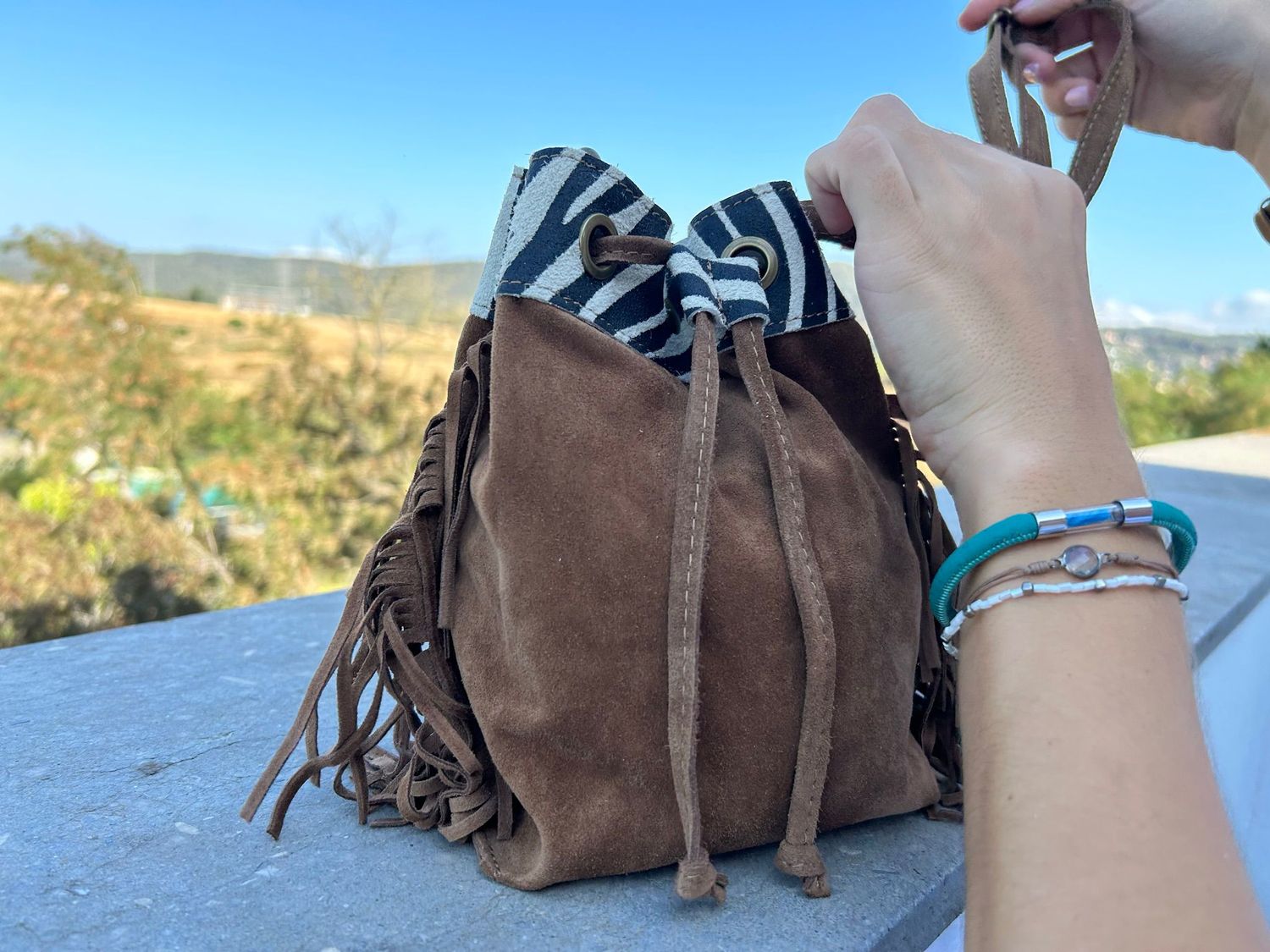 Bolso saco bucket de ante camel con detalle cebra