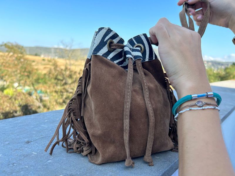 Bolso saco bucket de ante camel con detalle cebra