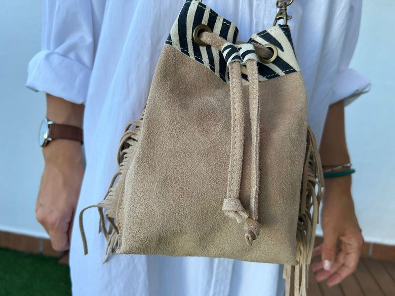 Bolso saco bucket de ante beige con detalle cebra