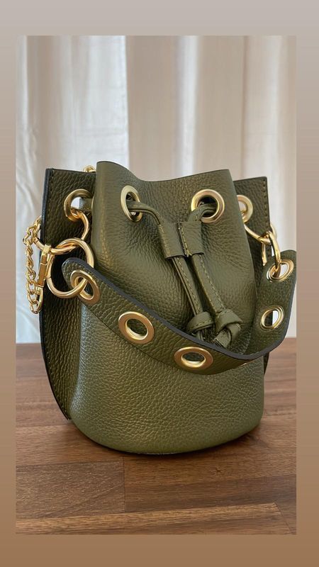 Bolso bucket de piel verde caqui con asa de mano y bandolera de cadena