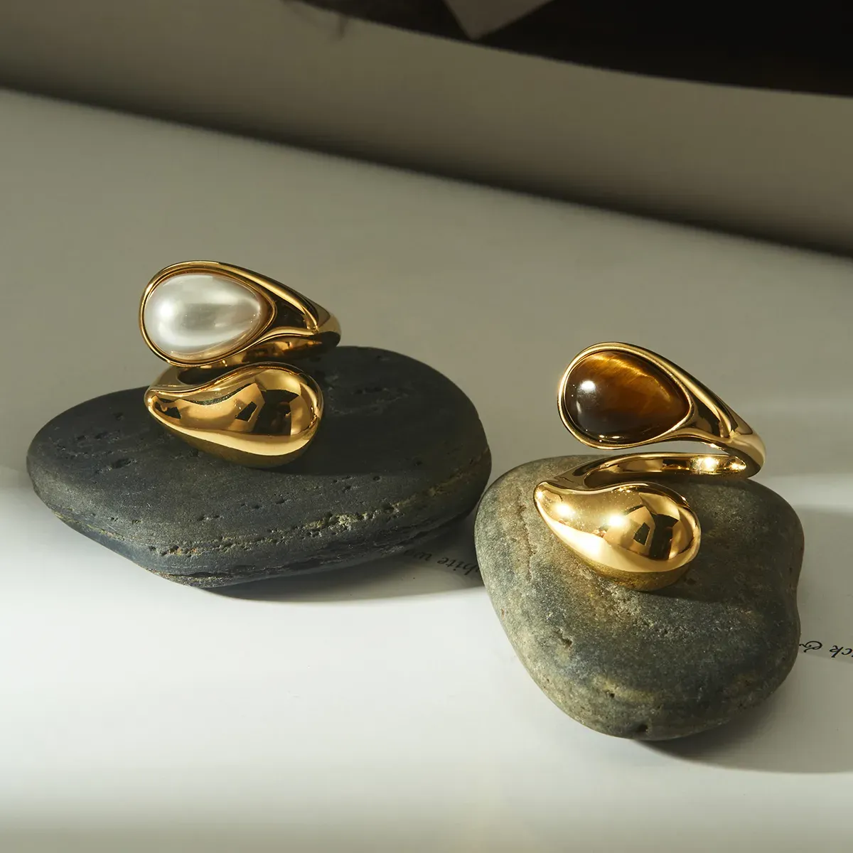 Anillo acero con piedra chapado en oro de 18k