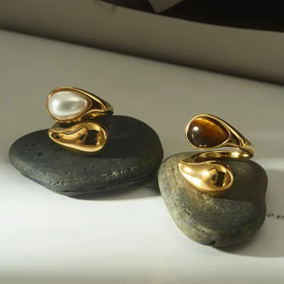 Anillo acero con piedra chapado en oro de 18k