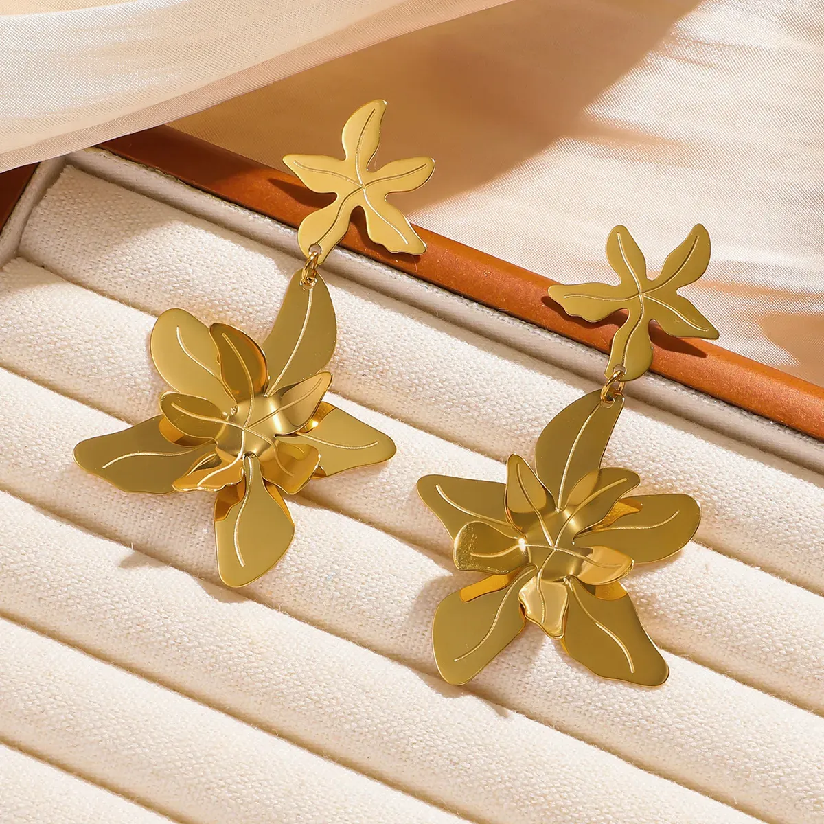 Pendientes acero chapado en Oeo de 18k PETALOS