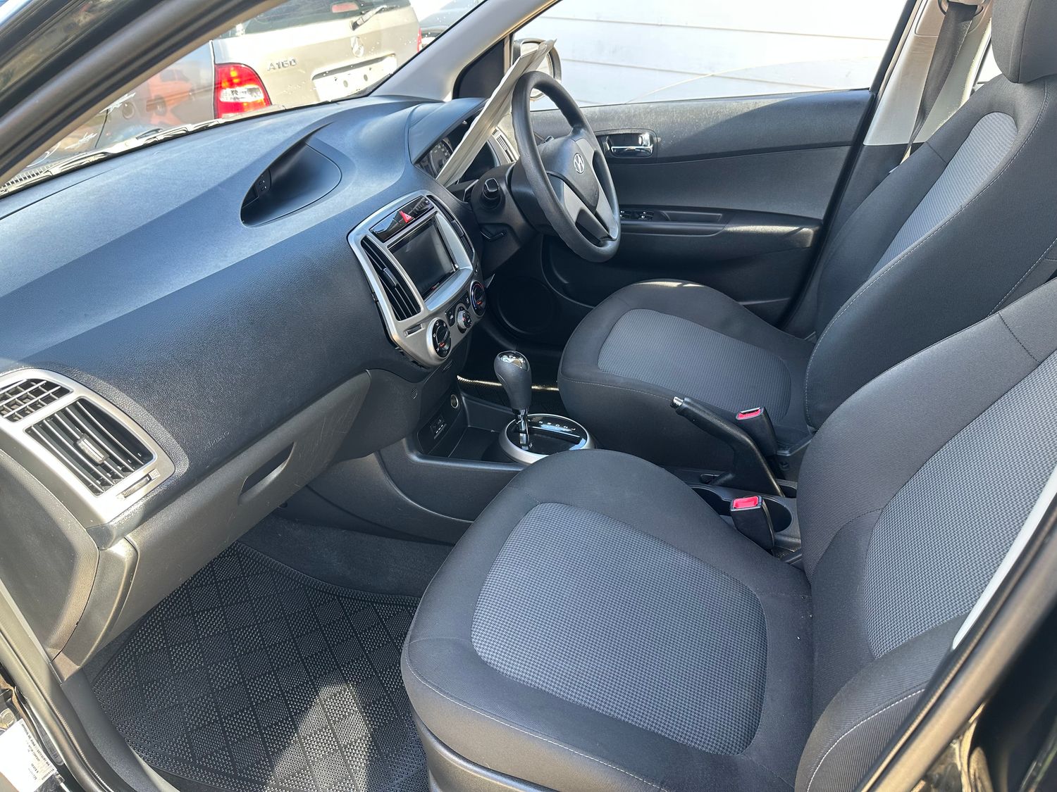 BLACK  2013 HYUNDAI I20 AUTOMATIC  4 DOOR HATCHBACK ...68,000Klms