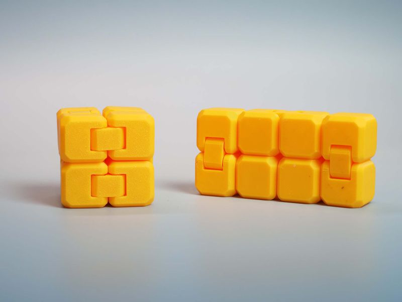 Infinity cube - niekończąca się kostka - żółta