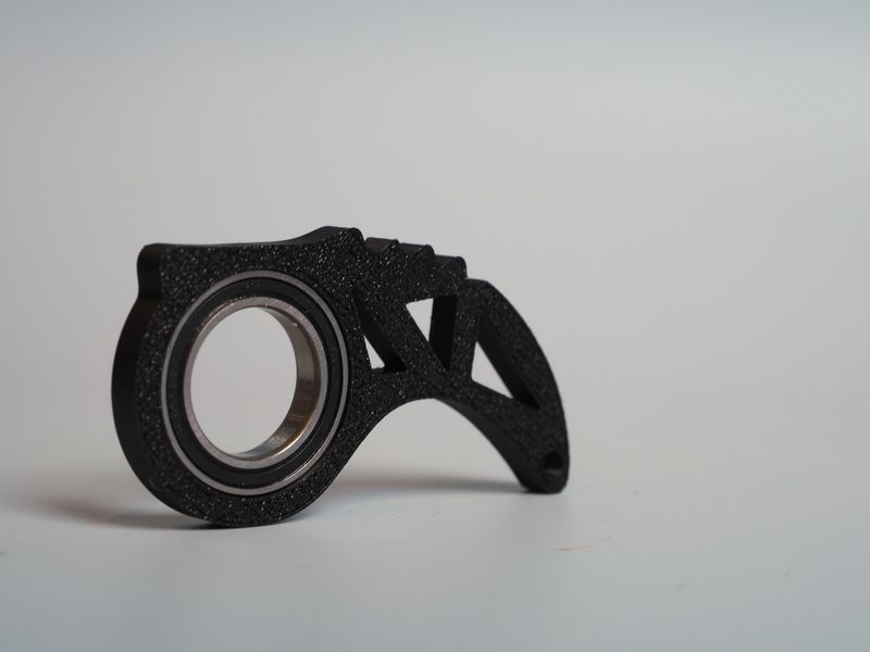 ​Keyrambit – brelok obrotowy z łożyskiem - czarny