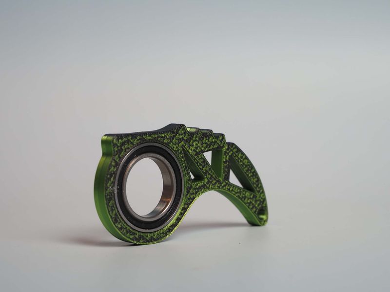 ​Keyrambit – brelok obrotowy z łożyskiem - zielony