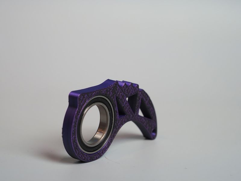 ​Keyrambit – brelok obrotowy z łożyskiem - niebieski