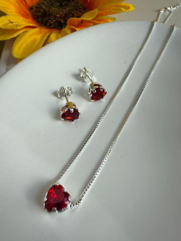 CONJUNTO CORACAO PEDRA VERMELHA DE ZIRCONIA BANHADA A PRATA 925.