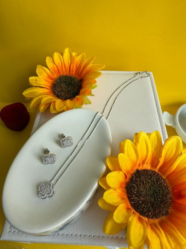 CONJUNTO TREVO COM ZIRCONIA CRISTAL , BANHADO RODIO BRANCO