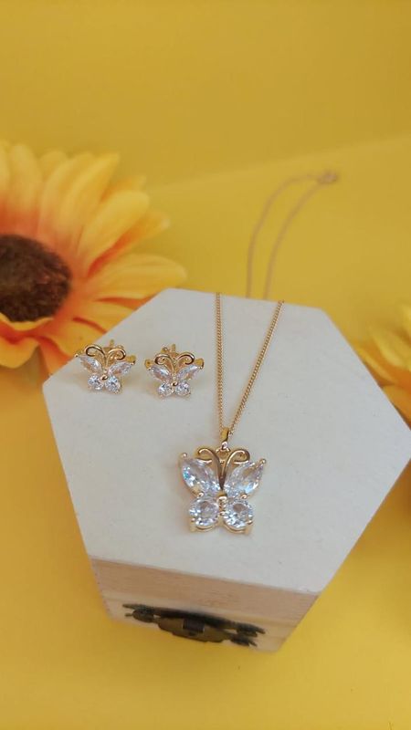 CONJUNTO BORBOLETA EM ZIRCONIA BANHADO A OURO 18K.