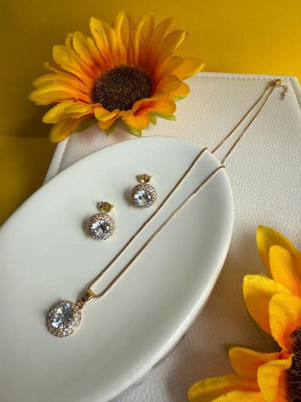 CONJUNTO FLOR CRAVEJADO COM ZIRCONIA BANHADO A OURO 18.