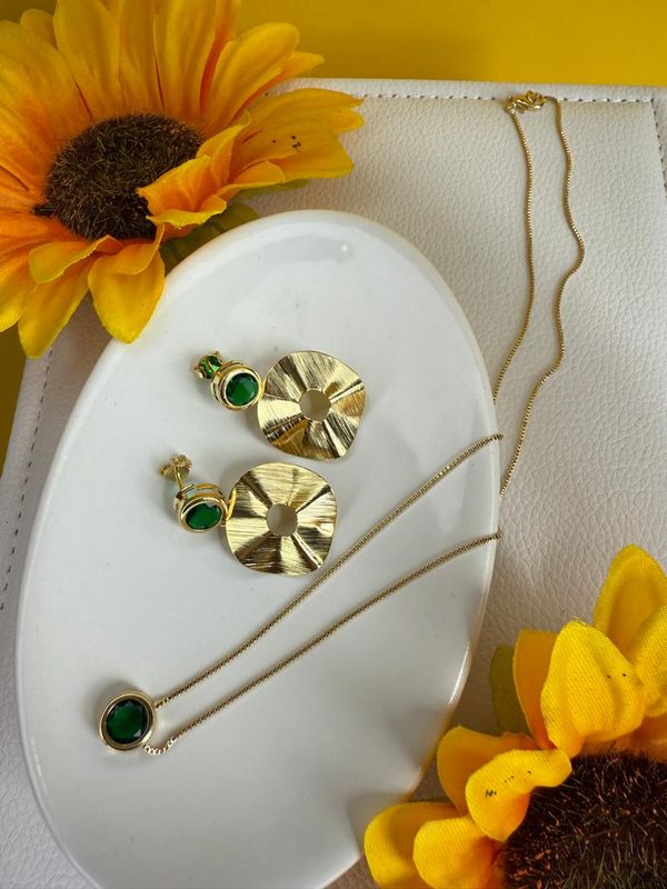 CONJUNTO MARTELADO BANHADO A OURO 18K, COM ZIRCONIA COR VERDE.